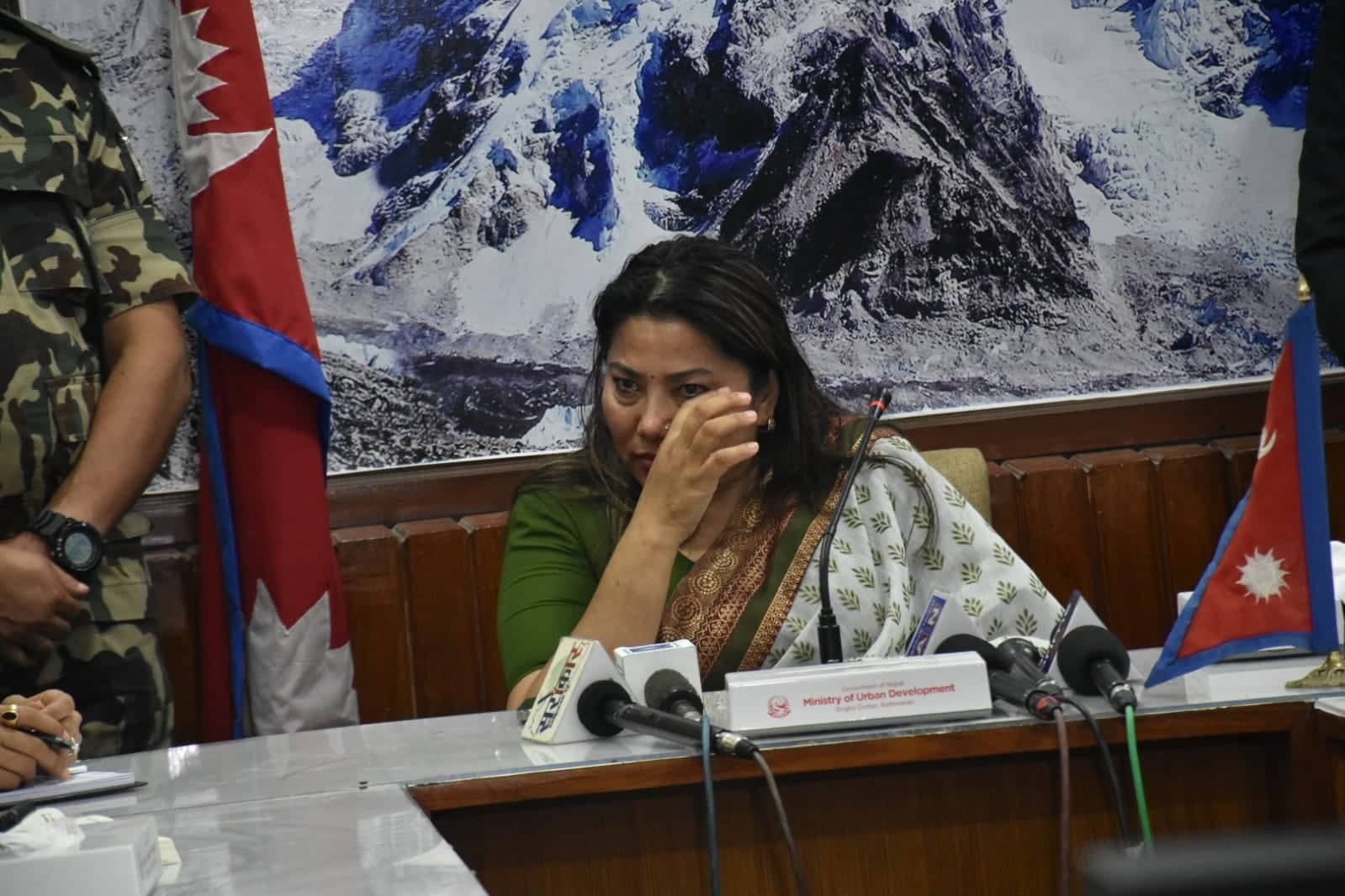 मन्त्री छाड्दा भावुक बनेकी ‘पोस्टर गर्ल’ झाँक्री